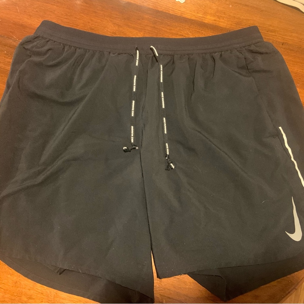 Nike Black Athletic Shorts Lightweight Breathable Design